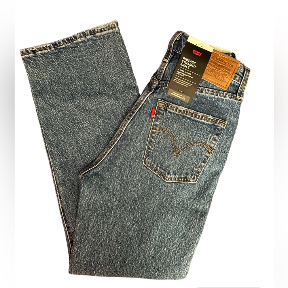 SOLD Levi’s Ribcage Straight Ankle